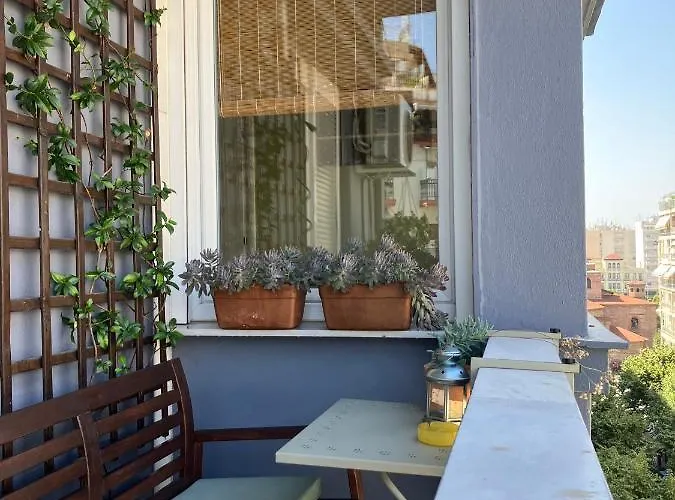 Super Cute & Cozy Mini In City Center Apartment *